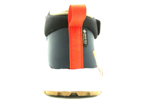 8916633 – Image 2